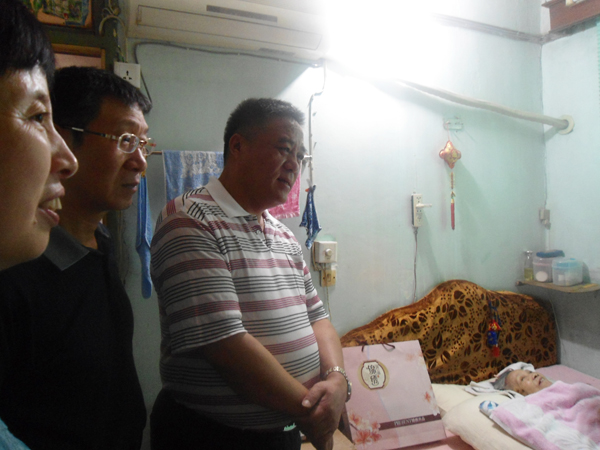 蔡士剛在困難老人家中探望